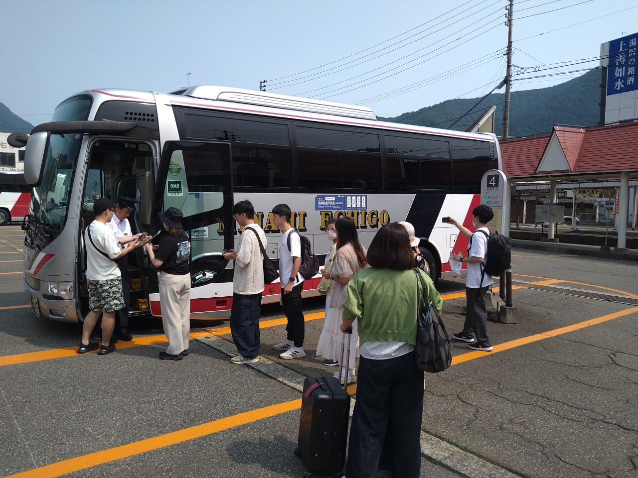 駅から市内観光エリアをつなぐ乗合バスの画像
