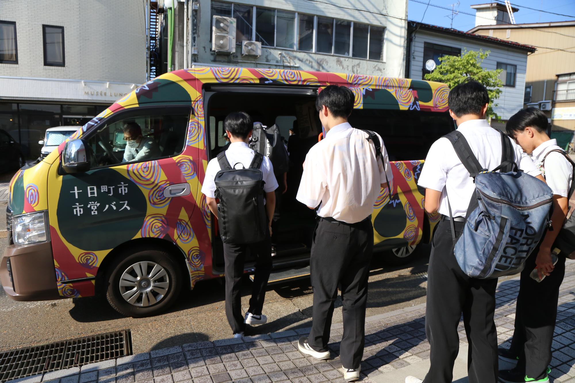 学生などを乗せて市内を走る市営バスの画像