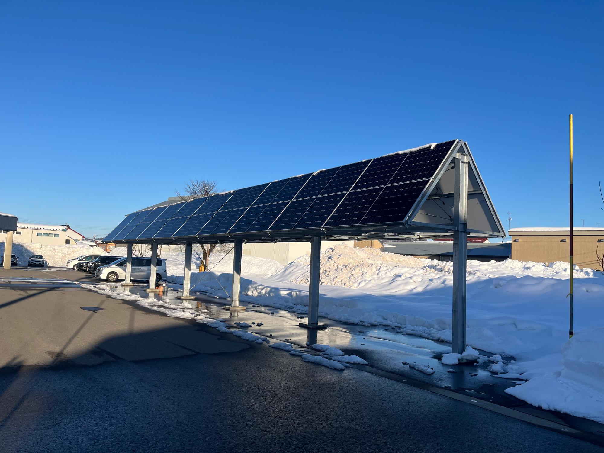 市内に設置されている太陽光発電のパネルの画像
