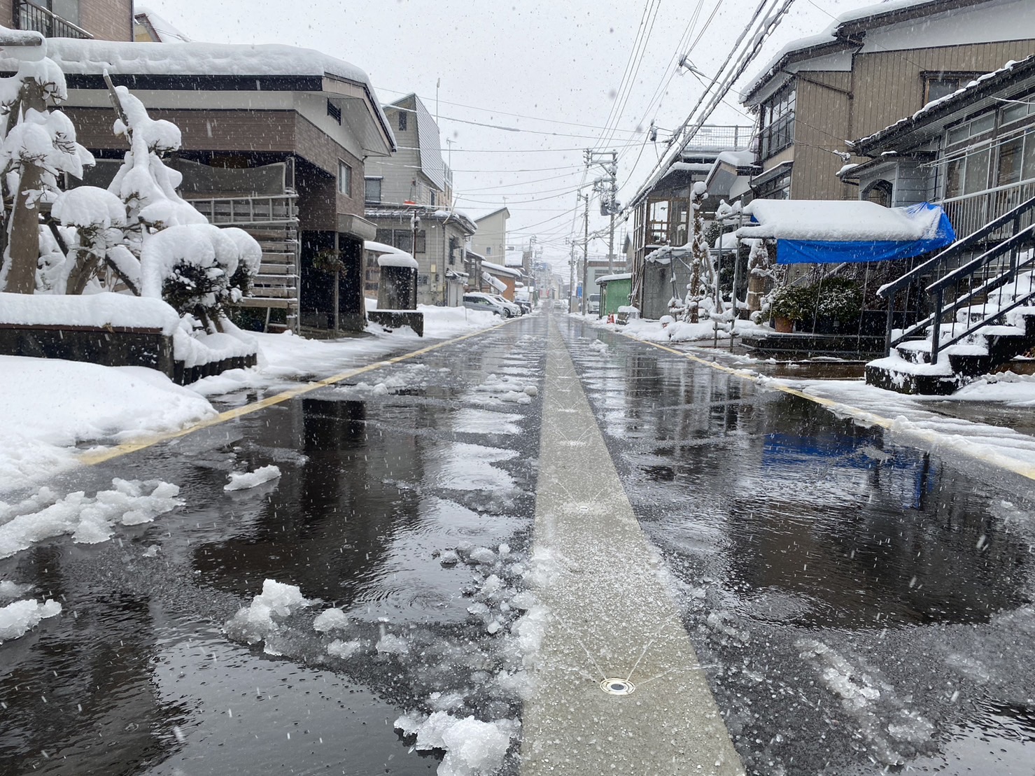 雪を溶かすために放水する消雪パイプの画像