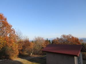 紅葉の色づく節黒城跡キャンプ場屋外の風景写真