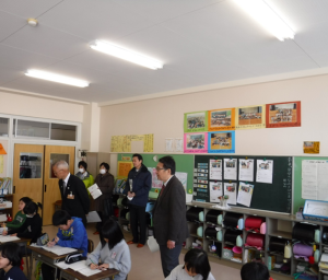川治小学校の授業風景を視察する市長の写真