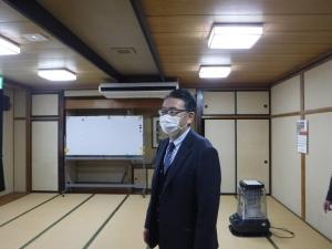 LED化により明るくなった下条公民館の大集会室を視察している様子の写真