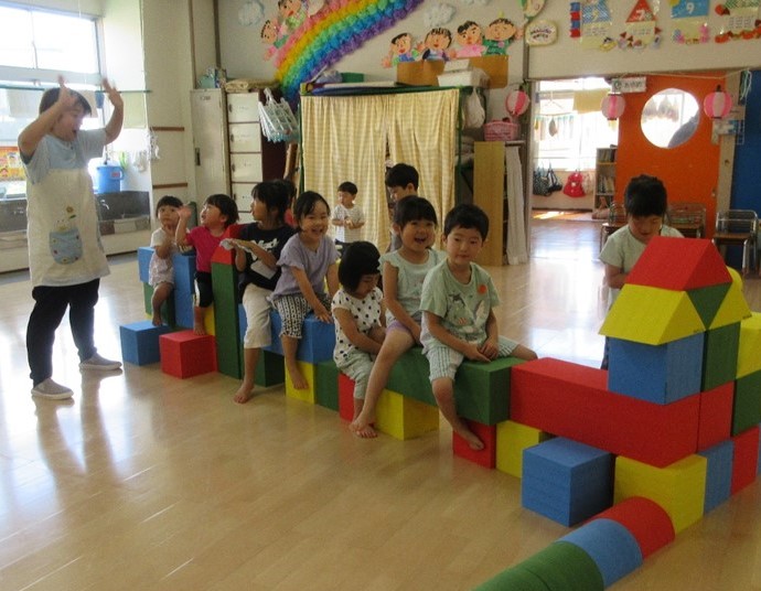 遊具で子どもたちが遊んでいる様子