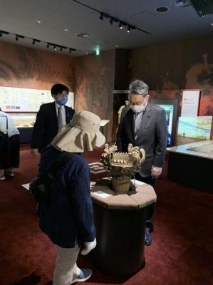 新十日町市博物館展示視察にて火焔型土器のレプリカを前にする市長の写真