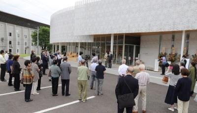 新十日町市博物館オープン時の一幕をおさめた写真。開館前の博物館を前に、市民がお互いに一定の間隔を保って控えているのが確認できる