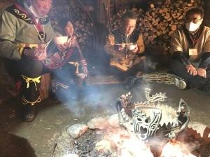 十日町縄文ツアーズ・モニターツアーにおける火焔型土器鍋のレプリカを用いた調理風景の写真