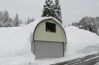 車庫の屋根に雪が積もっていない様子の写真