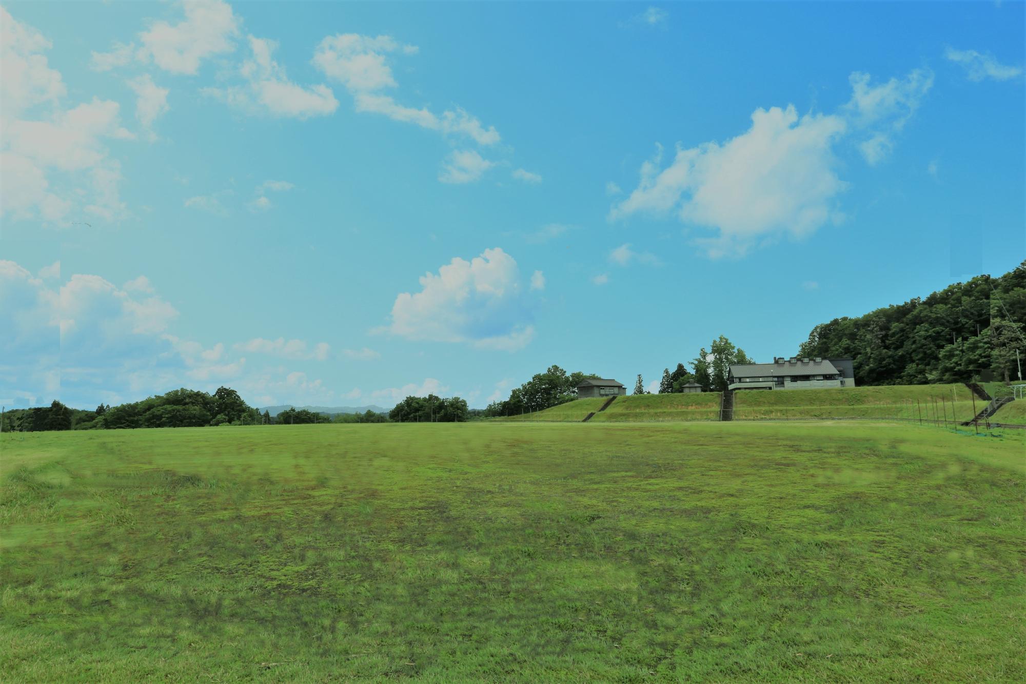 青空と緑の芝生が広がる旧早稲田大学校外施設のエリアの写真