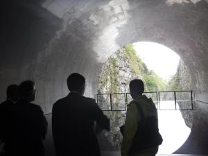 清津峡渓谷トンネル最奥部となる、パノラマステーションの現地確認を行う市長の写真