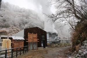 湯気のあがっているコミュニティ発電 ザ・松之山温泉の外観写真