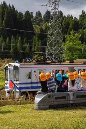 園児が電車に手を振っている様子