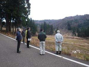 松之山黒倉集落の天水田を視察する市長の写真