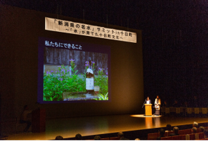 新潟県の名水サミットにおけるリレートークの実施風景の写真