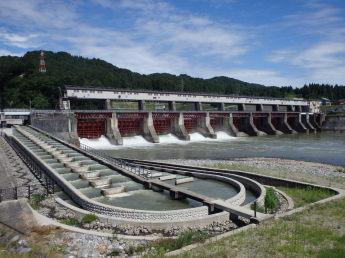 川にダムのように設置されている水力発電所の様子の写真