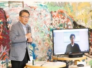 締結式にてオンライン参加で臨む金井会長とやりとりを交わす市長の写真