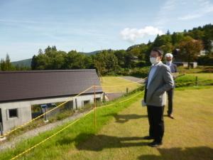 清田山キャンプ場を視察する市長の写真。眼下には新設されたサニタリー棟も確認できる