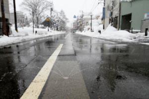 消雪パイプの活躍によって車道に雪がない様子の写真