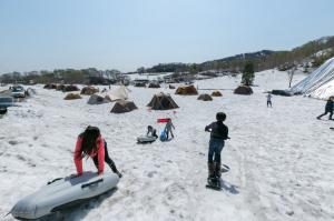 スノーピーク監修の春の雪上キャンプを行っている写真