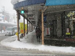 雪がないアーケードの歩道の様子の写真