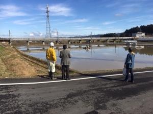 城之古新開地区のほ場を視察する市長の写真