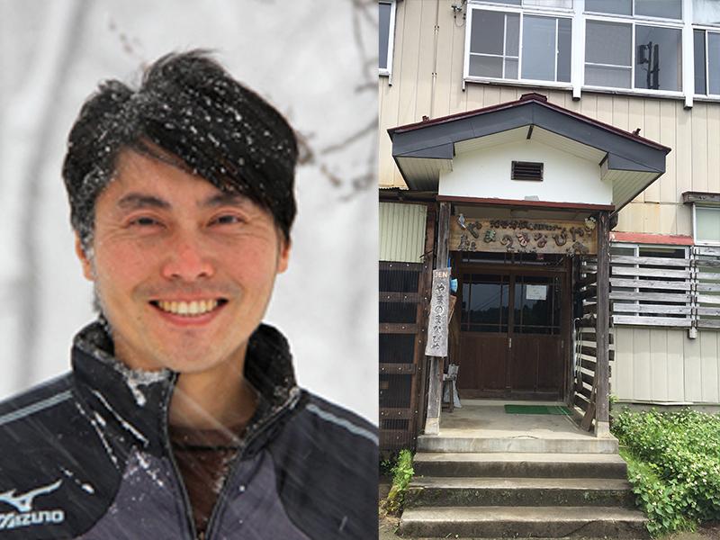 写真左側、雪の天気の中で笑顔で映る男性の表情のアップと、右側に「やまのまなびや」の木の看板が掲げられた住宅の入り口の縦2枚レイアウトの写真