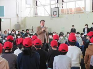 歓迎式にて挨拶を述べる市長の写真