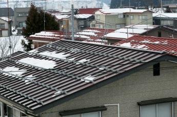 屋根の上に雪止めアングルが設置されている様子の写真