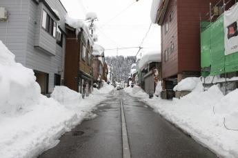 道路上の雪が溶けてなくなっている様子の写真