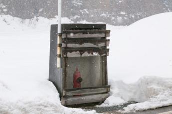 雪に埋もれても大丈夫なように箱に入れられている消火栓の写真