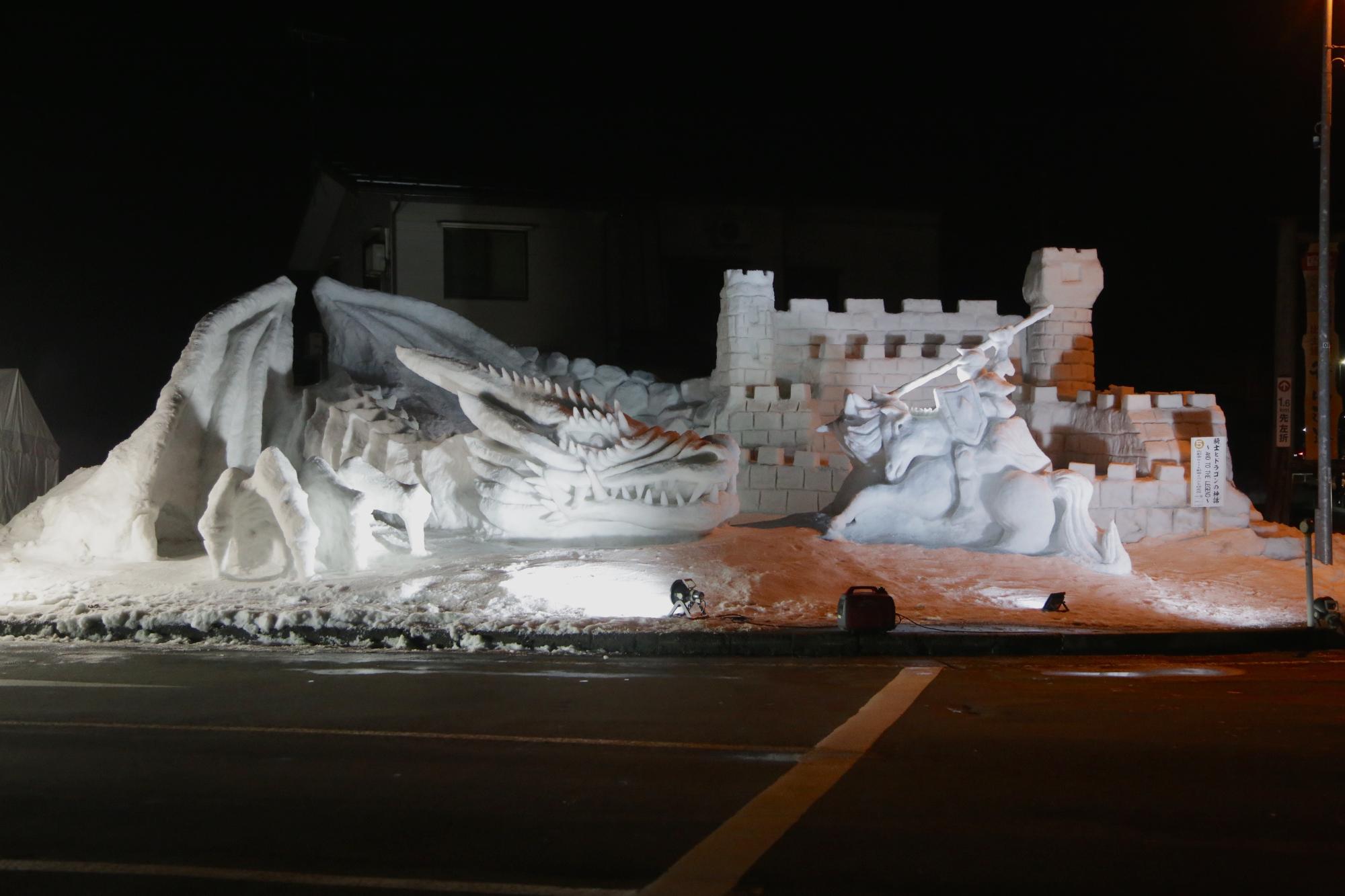 ドラゴンと騎士が戦っている様子の雪像
