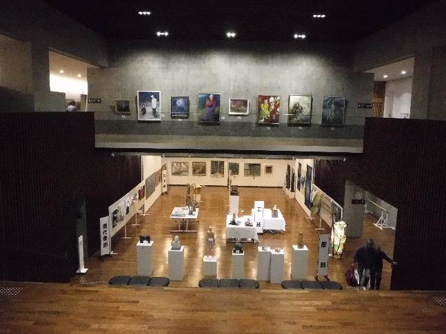 第52回十日町市美術展の展示スペースを二階から撮影した写真
