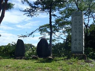 大井田城跡にある縦長の石碑とその左に2つの石がある写真