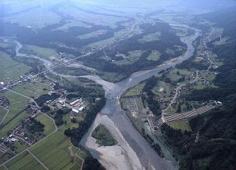 信濃川上流とその左に流れる清津川の航空写真