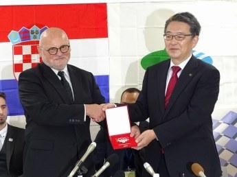 クロアチア共和国オリンピック委員会の記章が市長へ贈与されている写真