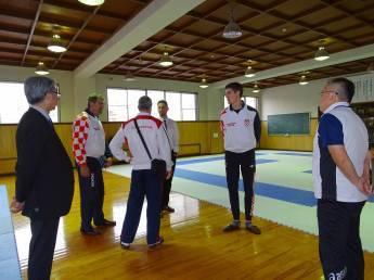 武道館内を視察しているクロアチアのオリンピック委員の写真