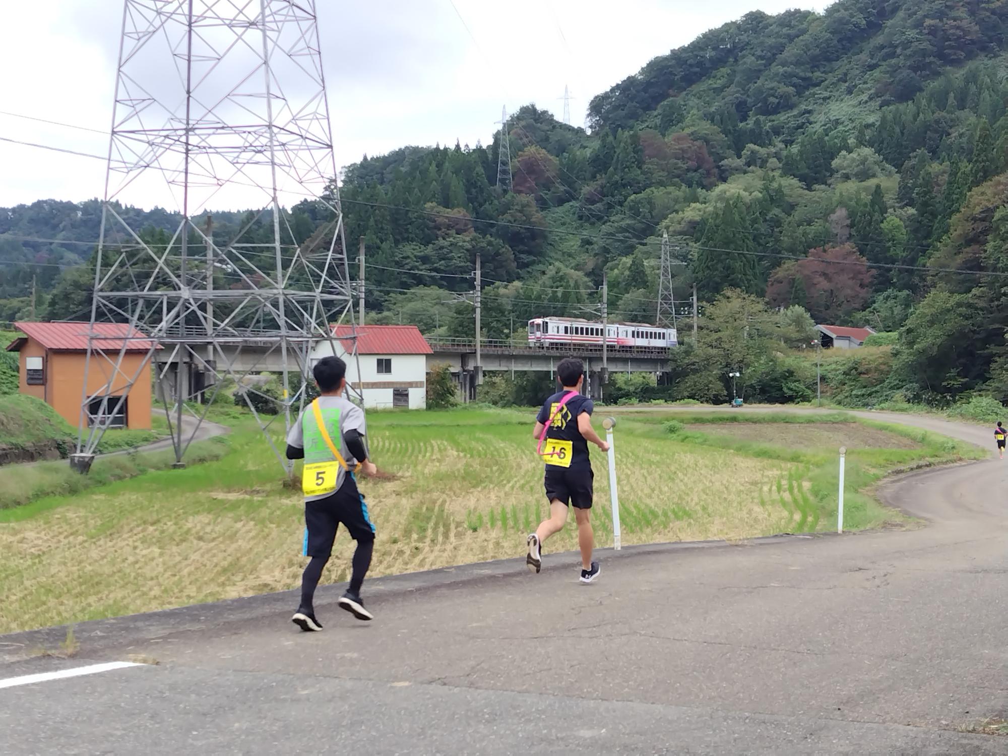 クロスカントリーコースを走る選手たち