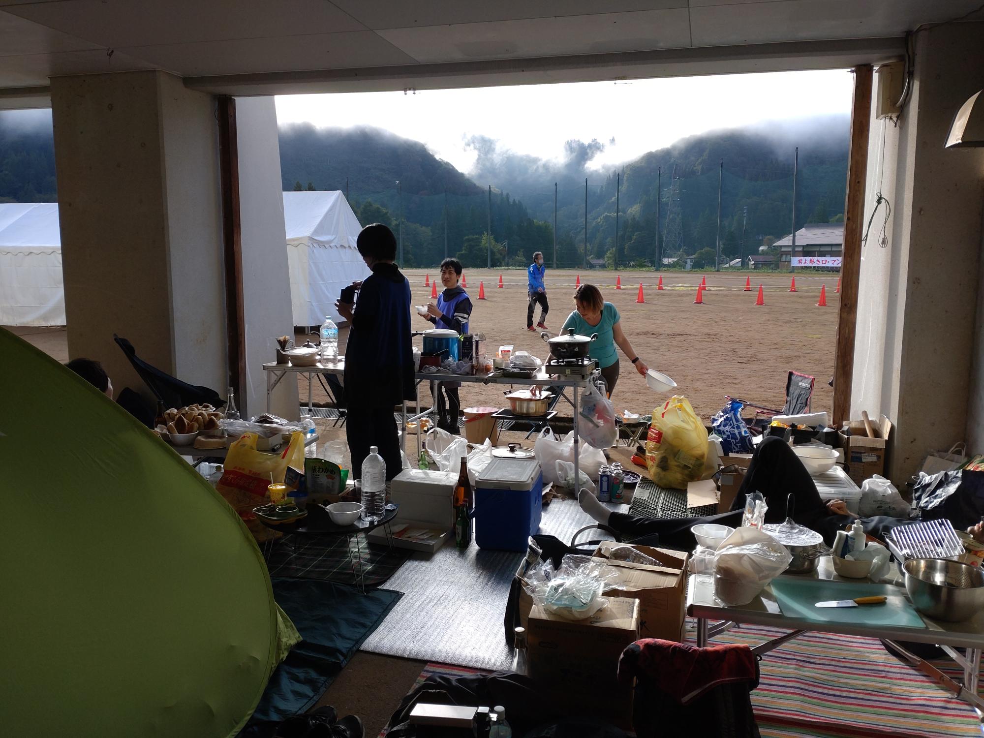 朝ごはんの準備をする選手とスタッフ