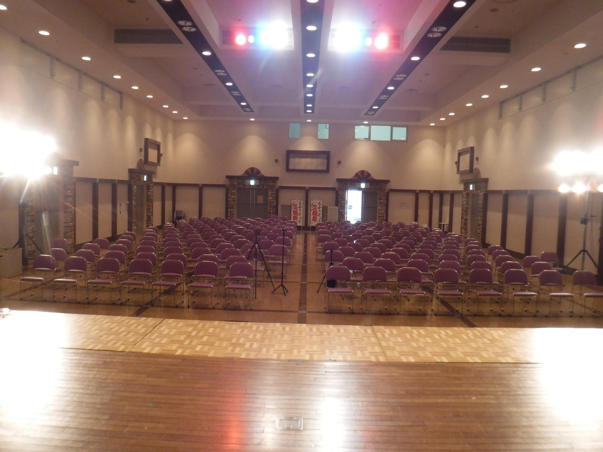 会場
