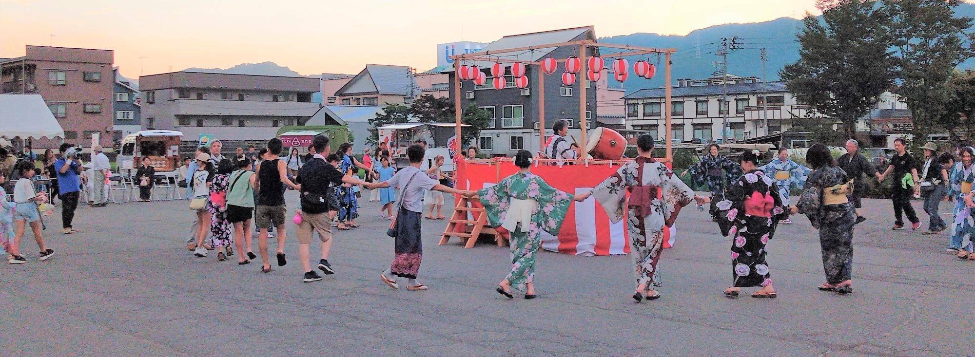 なかさと盆踊り大会の様子