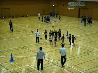 子どもたちがいくつかのグループに分かれて、バスケットボールなどの運動をしている写真