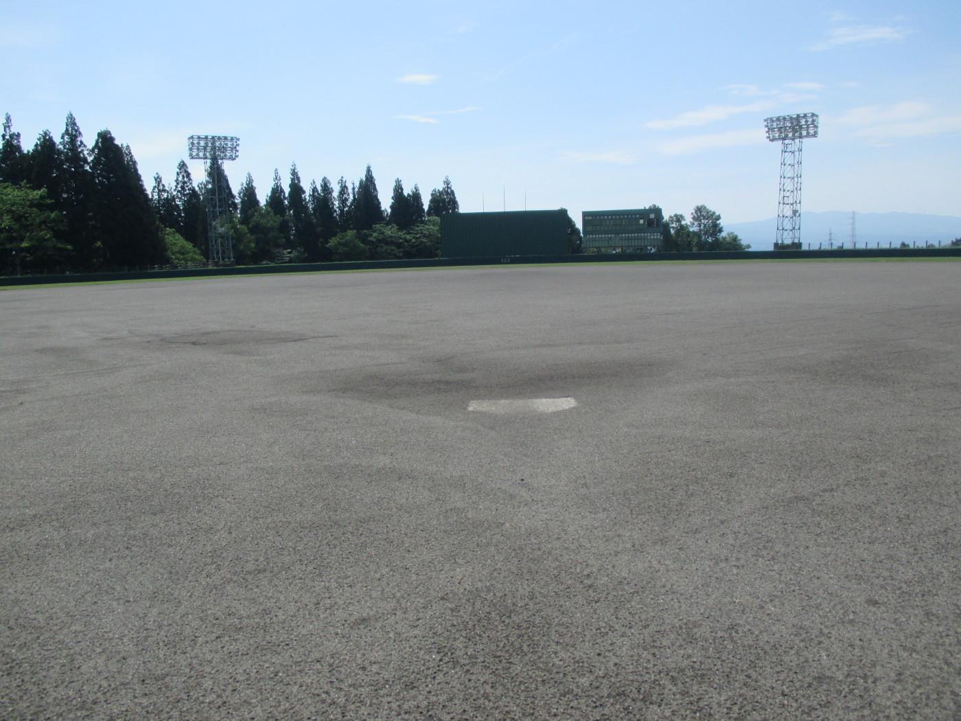 一塁側から球場全体を見渡すように撮影された、庚塚野球場の写真