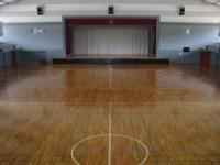床が広々とした松代総合体育館アリーナ室内の全景写真