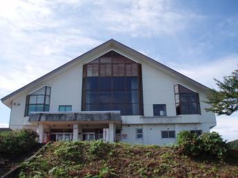 三角形の屋根をしている松之山体育館の外観正面の写真