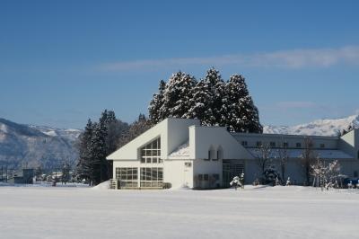 雪が積もっている中にある南魚沼市トミオカホワイト美術館外観の写真