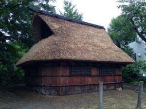 遺跡広場に展示されている竪穴住居の写真