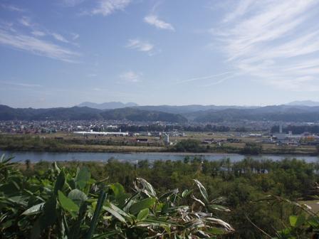 沖之原住宅団地から信濃川・市街地を望んでいる写真