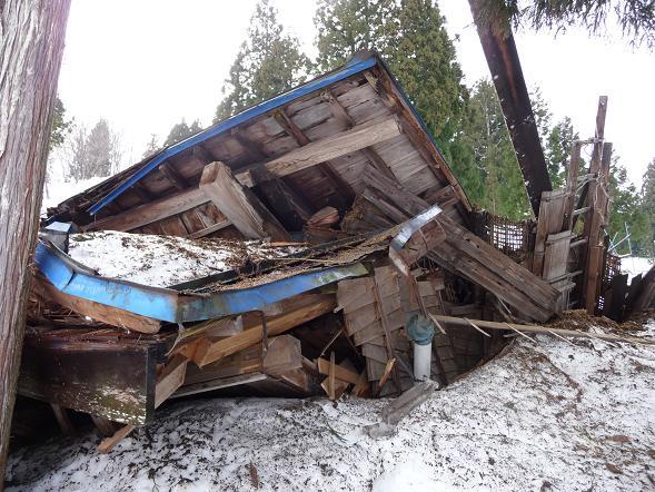 地震で全壊してしまった建屋の写真