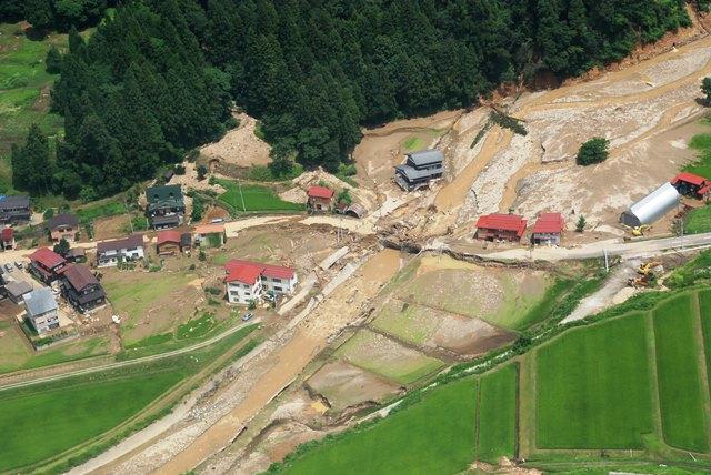 河川が氾濫して広範囲に民家を巻き込んで、土砂を押し流したところを上空から撮影した写真