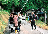 2005.10.23/防災訓練/地域の防災訓練で消火栓の使い方を説明する消防団員。